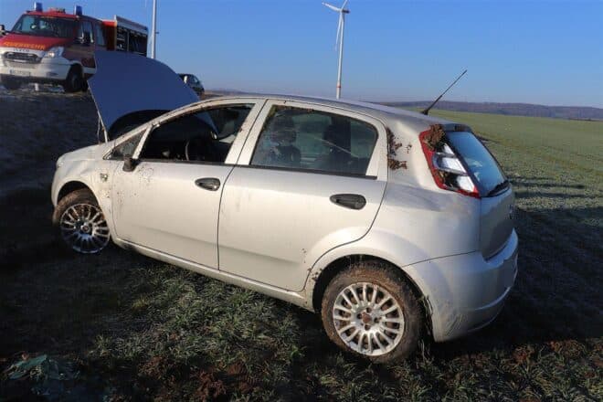 Fahrzeug landet auf Feld bei Steinheim