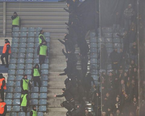 Aggressive Fans, Polizeieinsatz, Festnahme, Gewaltausbruch beim Fußballspiel in Magdeburg.