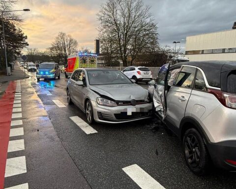 Feuerwehr und Rettungsdienst sichern Unfallstelle nach Verkehrsunfall mit zwei Pkw in Detmold.
