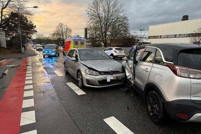 Feuerwehr Detmold zu Verkehrsunfall mit Meldung über eingeklemmte Person ausgerückt
