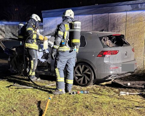 Feuerwehr Dinslaken im Einsatz: Einsatzkräfte löschen Brände und retten Verletzte in Silvesternacht.