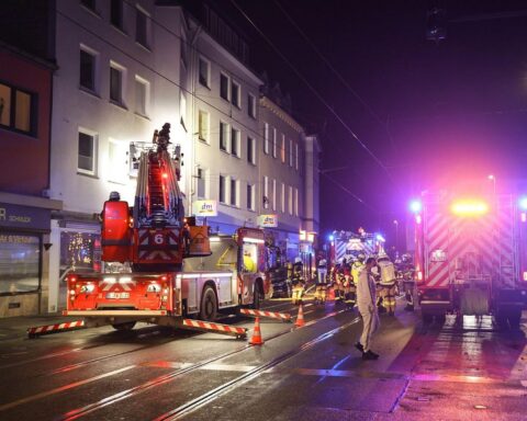 Brennender Unrat im Hinterhof, Feuerwehr im Einsatz, starker Rauch zieht ins Wohnhaus.