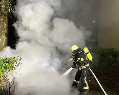 Feuerwehr Moers löscht Feuerwerksbrände, Rettungsdienste helfen bei Silvesternotfällen.