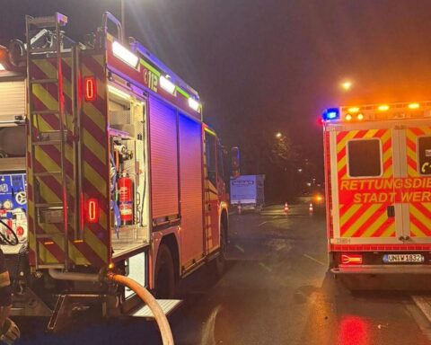 Brennende Müllcontainer und Feuerwehrleute im Einsatz an der Bahnhofstraße in Werne.