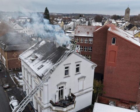 Feuerwehr löscht Kaminbrand mit Drohne und Drehleiter, Anwohner in Sicherheit, keine Verletzten.