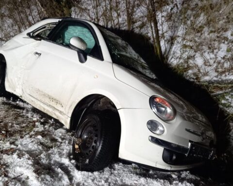Verunfalltes Fahrzeug im Straßengraben; Feuerwehr sichert Einsatzstelle und kümmert sich um Brandschutz.