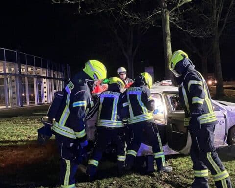 Rettungskräfte befreien eingeklemmte Person nach nächtlichem Verkehrsunfall in Ahlen.