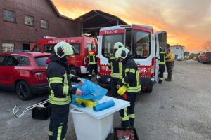 Zwei Kühe werden von der Feuerwehr aus einer Güllegrube gerettet. Einsatzkräfte im Einsatz.