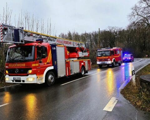 Feuerwehr im Einsatz: Löschfahrzeug, Einsatzkräfte und Rauchentwicklung beim Wohnungsbrand in Sprockhövel.