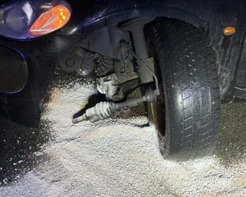 Bild zeigt gebrochene Achse eines Fahrzeugs, Einsatzstelle der Feuerwehr Wetter (Ruhr) sichtbar.