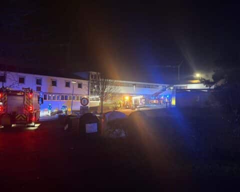 Feuerwehreinsatz an Realschule: Einsatzkräfte löschen Brand, verhindern Ausbreitung, keine Verletzten.