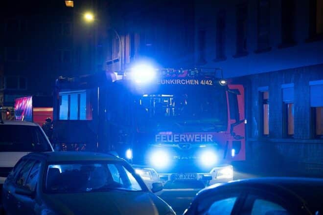 Feuerwehr löscht Kellerbrand in Neunkircher Innenstadt