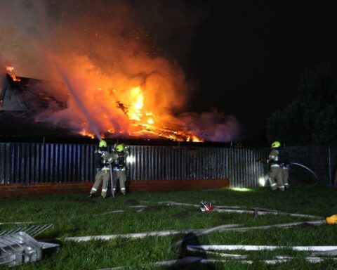 Scheunenbrand in Gronau: Feuerwehr löscht Flammen, verhinderte Übergreifen auf angrenzendes Gebäude.