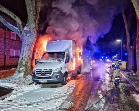 Feuerwehr löscht brennenden Transporter, winterliche Bedingungen, Einsatzkräfte bei der Arbeit.