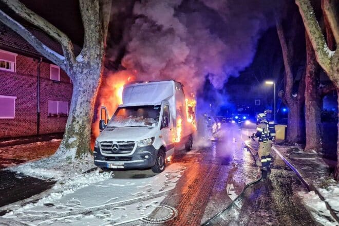 Feuerwehr löscht brennenden Kleinlaster in Neuss-Weissenberg
