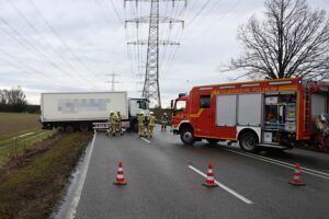 LKW im Straßengraben, Feuerwehr im Einsatz, Bauschuttanhänger auf Bundesstraße, Verkehr blockiert.