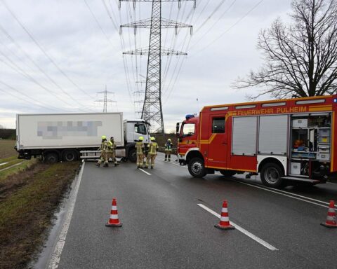 LKW im Straßengraben, Feuerwehr im Einsatz, Bauschuttanhänger auf Bundesstraße, Verkehr blockiert.