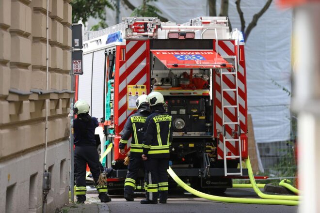 Feuerwehr rettet Bewohner bei Wohnungsbrand in Beverungen