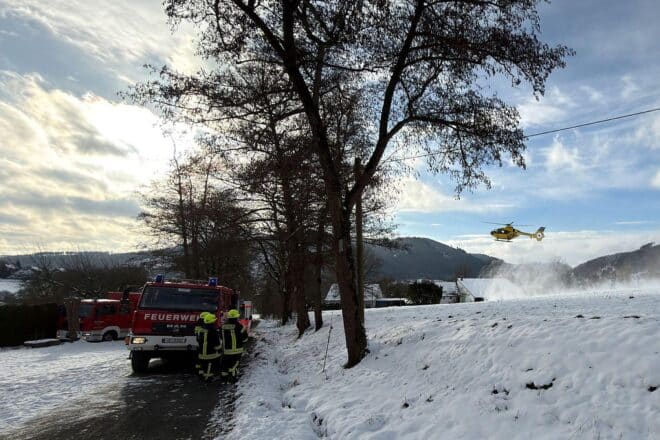 Feuerwehr rettet Verletzten bei Wohnungsbrand in Finnentrop