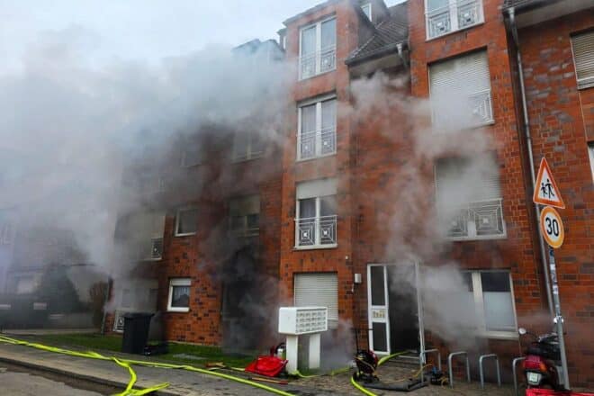 Feuerwehr rettet über 30 Bewohner bei Kellerbrand in Grevenbroich