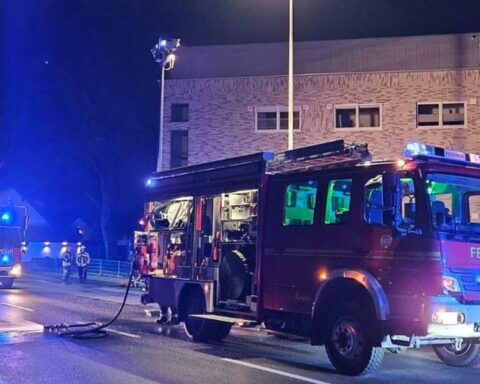 Feuerwehr löscht Kaminbrand, Menschen evakuiert, Einsatzkräfte bei Verrauchung in Bocholt aktiv.