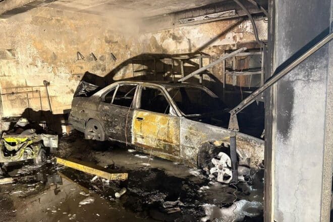 Feuerwehr verhindert Ausbreitung eines Garagenbrands in Remscheid