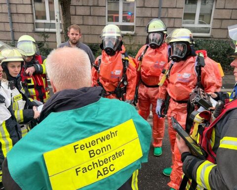 Einsatzkräfte der Feuerwehr besprechen Lage in Tiefgarage nach möglichem Gefahrstoffaustritt.