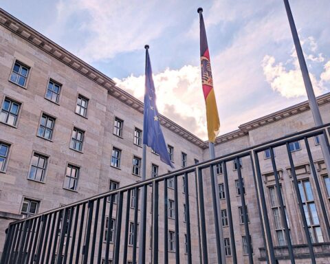 Das Bild sollte das Bundesfinanzministerium in Berlin mit einem Fokus auf digitale Zahlungslösungen zeigen.