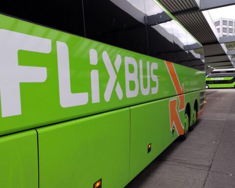 Flixbus-Bus fährt sicher durch Schneewalze, während Wetterwarnungen für Schnee und Sturm bestehen.