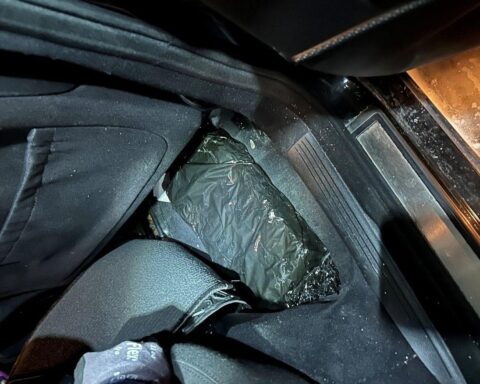 Ein Zollbeamter zeigt beschlagnahmtes Haschisch aus einer Verkehrskontrolle.