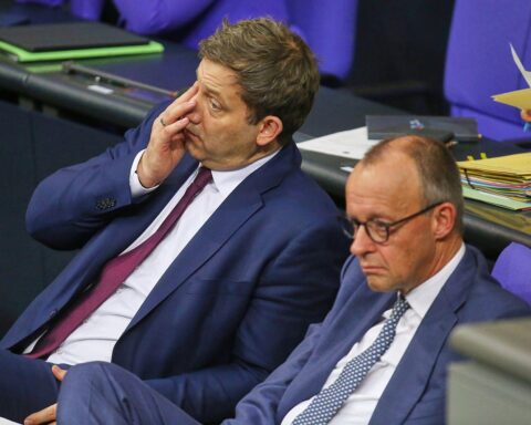 Politische Umfrage mit negativem Trend: Merz und Klingbeil, Fokus auf wirtschaftliche Herausforderungen in Deutschland.