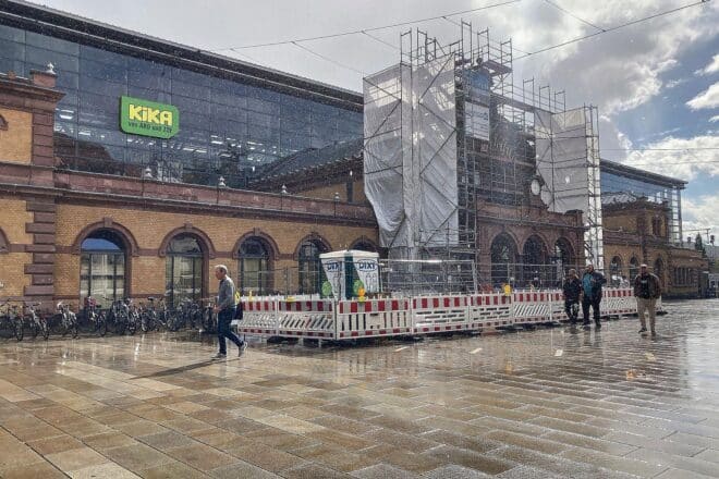Frau zeigt Hitlergruß am Erfurter Hauptbahnhof