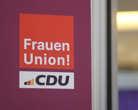 Logo der Frauen-Union mit Fokus auf Eizellspende und ethische Rahmenbedingungen für Reproduktionsmedizin.