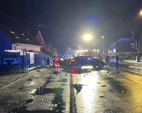 Schwerer Verkehrsunfall mit mehreren Verletzten, Polizei und Rettungsdienste im Einsatz in Dülmen.