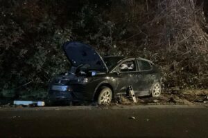 Unfallstelle auf der A40 mit Rettungswagen, Feuerwehr und beschädigten Fahrzeugen.