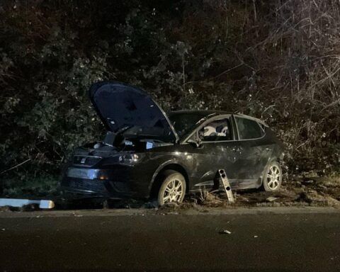 Unfallstelle auf der A40 mit Rettungswagen, Feuerwehr und beschädigten Fahrzeugen.