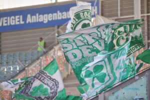 Fürther Fans feiern, während Polizei nach gewalttätigem Vorfall zwischen Anhängern sucht.