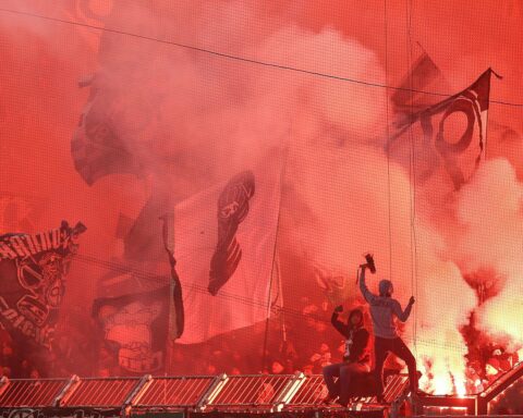 Zwei Fußballmannschaften auf dem Spielfeld, friedliche Atmosphäre, keine Konflikte oder Verletzten sichtbar.