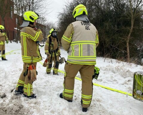 Feuerwehr im Einsatz bei Gasaustritt an Flüssiggastank auf Abfallwirtschaftshof in Hannover.