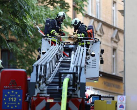 Feuerwehr im Einsatz, evakuierte Gäste, Gasaustritt in Thermalbad Sonnenhof-Therme, Bad Saulgau.