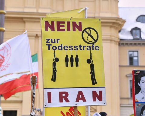 Aktivisten protestieren gegen das iranische Regime, demonstrieren Solidarität und fordern ein Ende des Genozids.