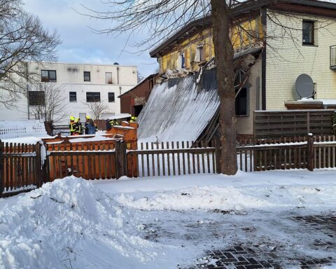Einsatzkräfte der Feuerwehr an einem Gebäude mit eingestürztem Vordach und eingeschränkter Zugänglichkeit.