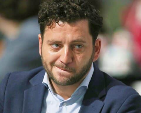 Felix Banaszak kritisiert Klimaschutzmaßnahmen der Bundesregierung, fordert sofortige Verbesserungen und neue Konzepte.