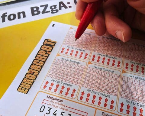 Ein Spielschein für Eurojackpot mit Gewinnzahlen und möglichen Jackpots in Euro.