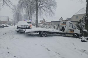 Einsatzkräfte der Polizei und ein Autotransporter nach einem Glätteunfall auf der Autobahn.