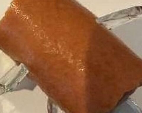 Auf dem Bild sind gefährliche Fleischwürstchen mit Glassplittern, die Hunde verletzen könnten.