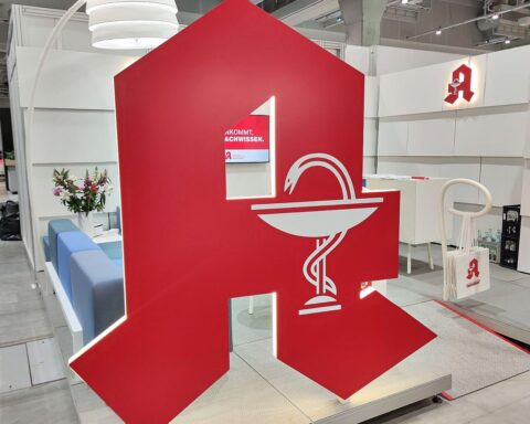 Apotheke mit Impfstoffen und Arzneimitteln zur Behandlung von Kälte- und Verletzungsfolgen.