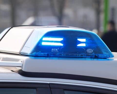 Polizei auf glatter Straße: Hinweise zu Verkehrsunfällen und winterlichen Bedingungen.