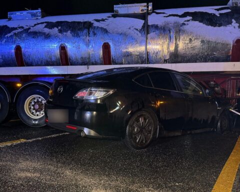 Glatteisunfall auf Autobahn, Feuerwehr und Rettungsdienst im Einsatz, mehrere Fahrzeuge und verletzte Personen.