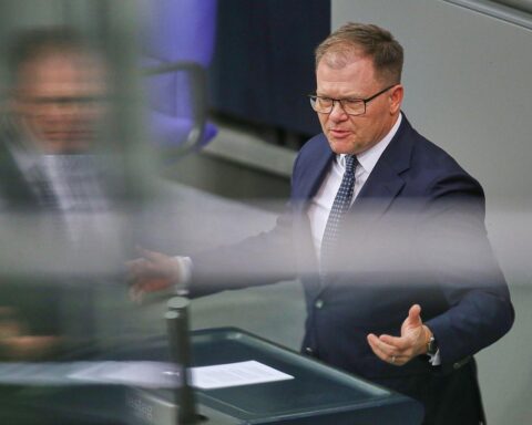 Bundesumweltminister Carsten Schneider diskutiert Umweltpolitik und Resilienz gegen fossile Energien in Berlin.